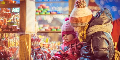 Une mère et son enfant explorant des sucreries dans un magasin.