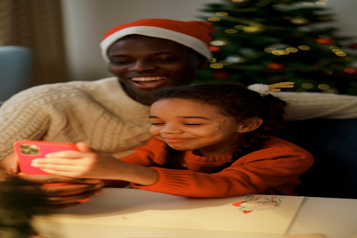 Un père prenant un selfie avec sa fille