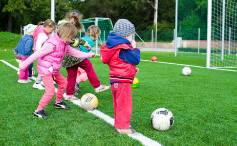 Des enfants jouant au foot.