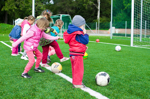 Des enfants jouant au foot.