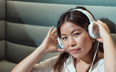 Une femme en train d’écouter un casque audio.