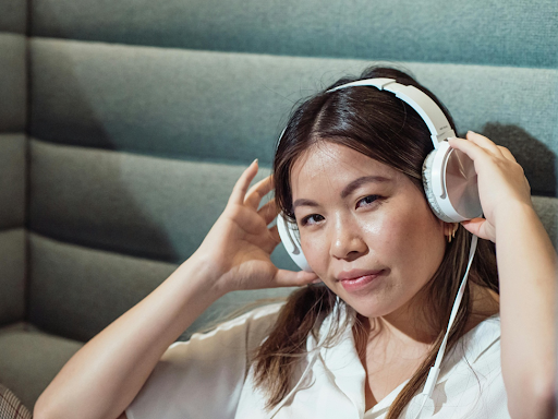 Une femme en train d’écouter un casque audio.