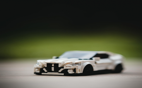 Lego en forme de voiture.