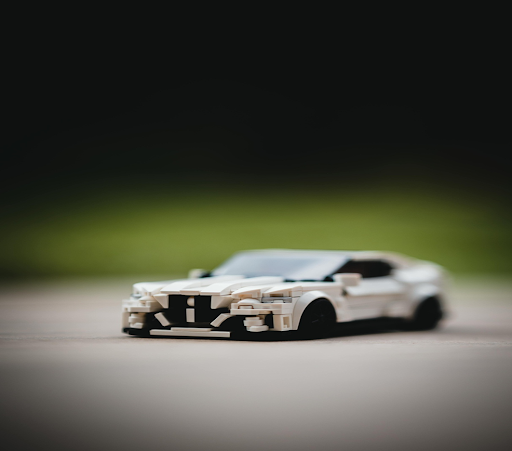 Lego en forme de voiture.