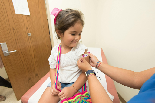Un enfant en train de se faire vacciner.