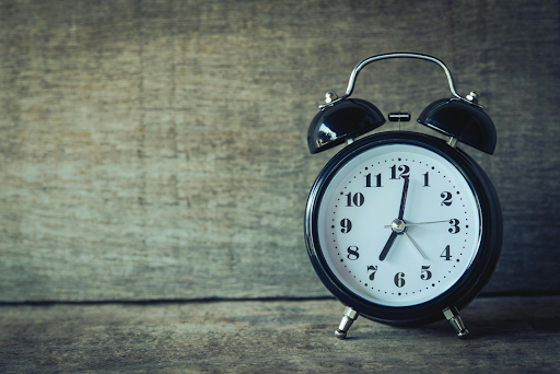 Une horloge.
