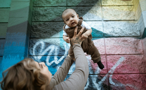 Une mère et son enfant.
