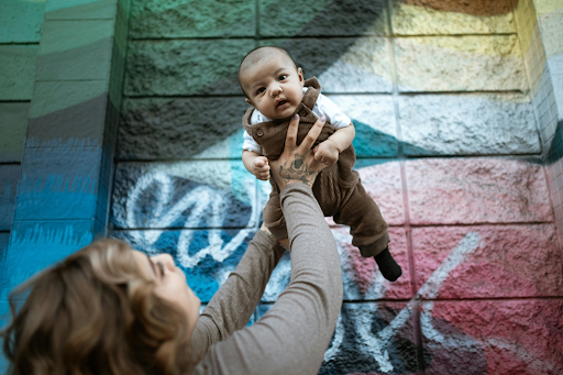 Une mère et son enfant.
