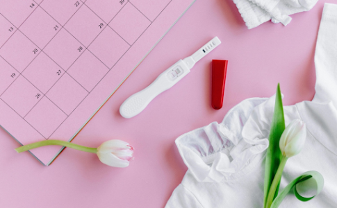 Calendrier et test de grossesse.