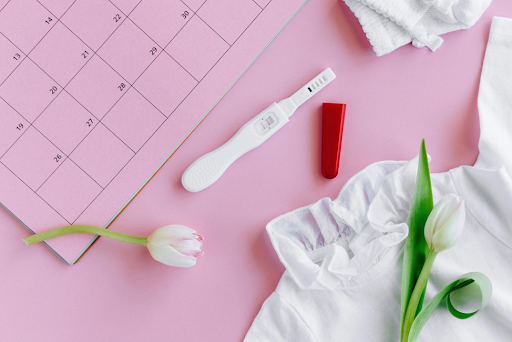 Calendrier et test de grossesse.