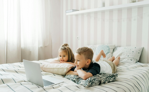 Des enfants devant un ordinateur.