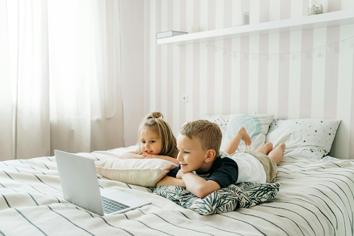 Des enfants devant un ordinateur.