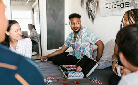Des jeunes jouant au poker.