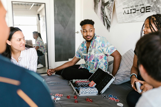 Des jeunes jouant au poker.