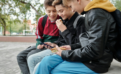 Des jeunes utilisant leur smartphone.