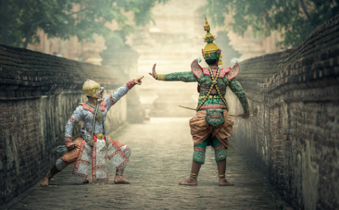 Deux hommes en costume.