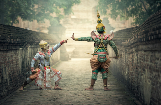 Deux hommes en costume.