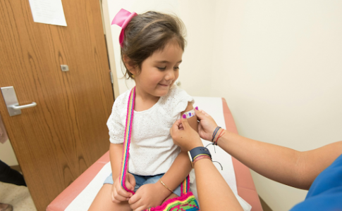 Enfant en train de se faire vacciné