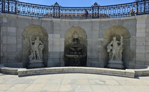 Statue de pierre.