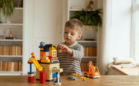 Un enfant en train de jouer.