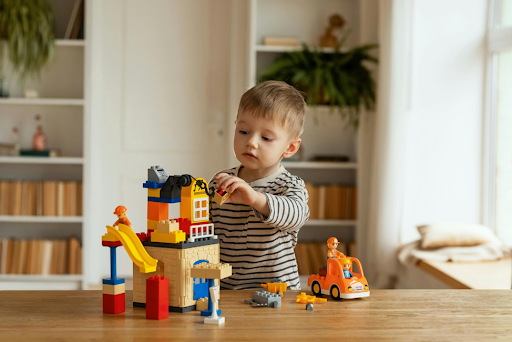 Un enfant en train de jouer.