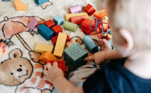 Un enfant jouant au Lego.