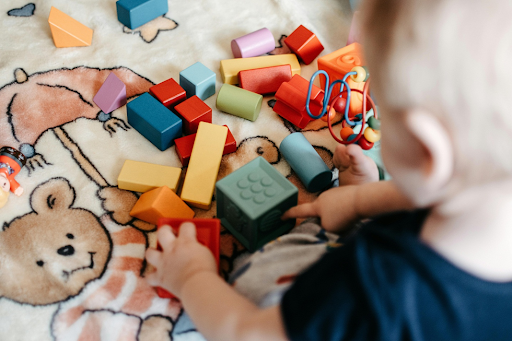 Un enfant jouant au Lego.