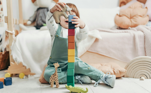 Un enfant jouant au Lego.