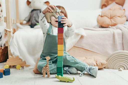 Un enfant jouant au Lego.