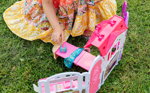 Une enfant jouant à des jouets de construction Barbie.