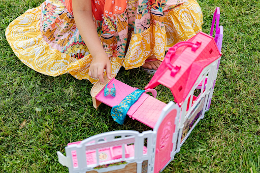 Une enfant jouant à des jouets de construction Barbie.