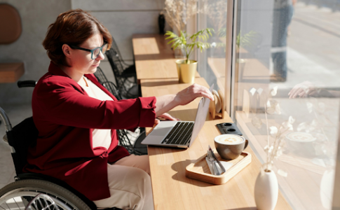 Une femme handicapée utilisant son ordinateur.