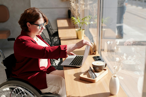Une femme handicapée utilisant son ordinateur.