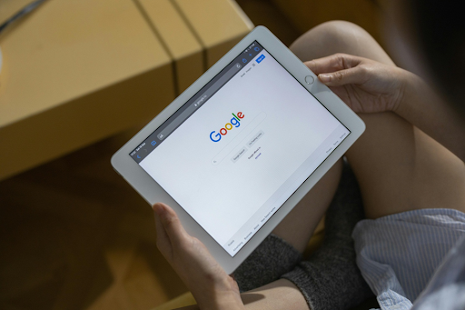 Une personne utilisant Google sur une tablette.