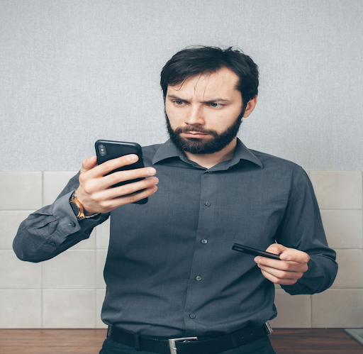 Une personne utilisant sa carte bancaire et son smartphone.