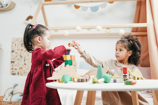 enfants jouant à des jouets