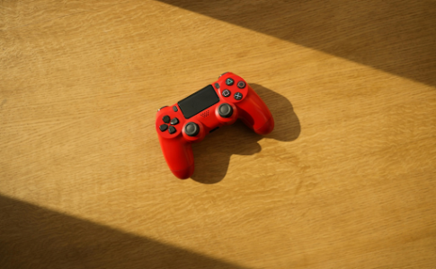 Manette de jeu rouge.