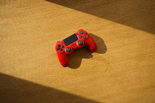 Manette de jeu rouge.