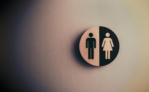 Signalisation masculine et féminine sur un mur.