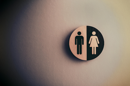 Signalisation masculine et féminine sur un mur.