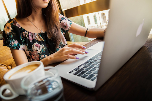 Une femme travaillant activement sur son ordinateur portable, chez elle.