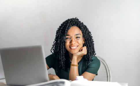 Une femme travaillant devant un ordinateur.
