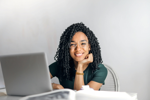 Une femme travaillant devant un ordinateur.