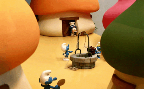 Le village des Schtroumpfs avec les maisons en champignons et un puits en plein milieu.
