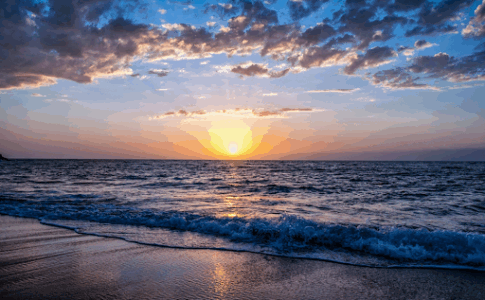 Plage au coucher du soleil.