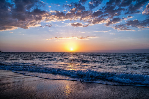 Plage au coucher du soleil.