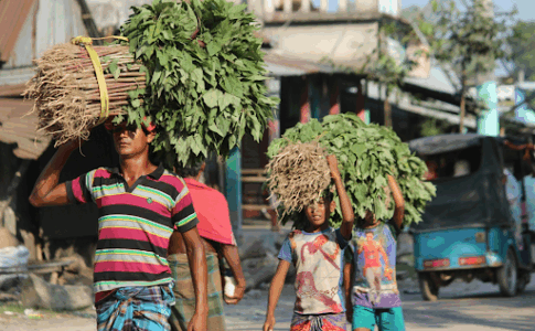 Un homme et des enfants transportant des marchandises.
