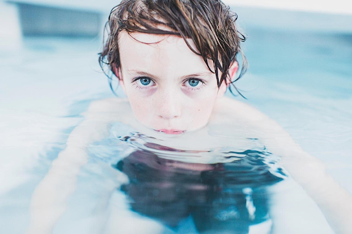 Un jeune garçon dans une piscine.