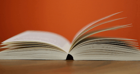 Un livre à reliure souple blanc.