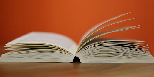 Un livre à reliure souple blanc.